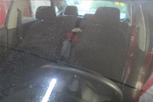 Частицы краски на лобовом стекле автомобиля